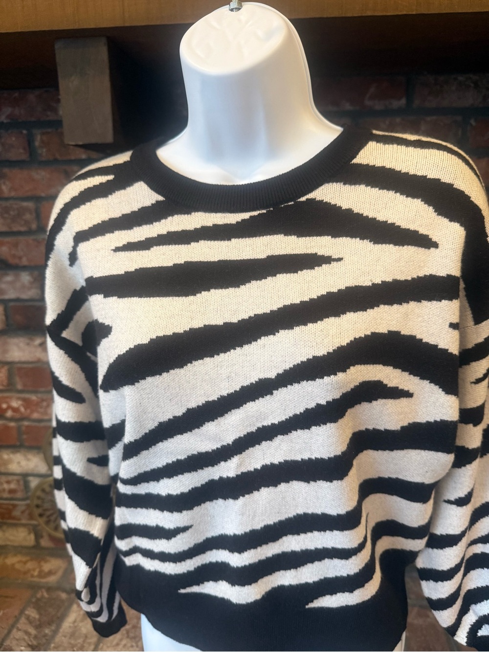 Nine West Zebra Stripe Crewneck Pullover Sweater Black White Size Medium EUC